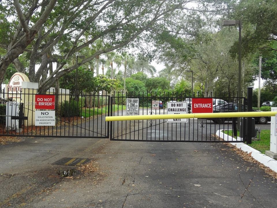 For Rent: $1,750 (1 beds, 1 baths, 806 Square Feet)