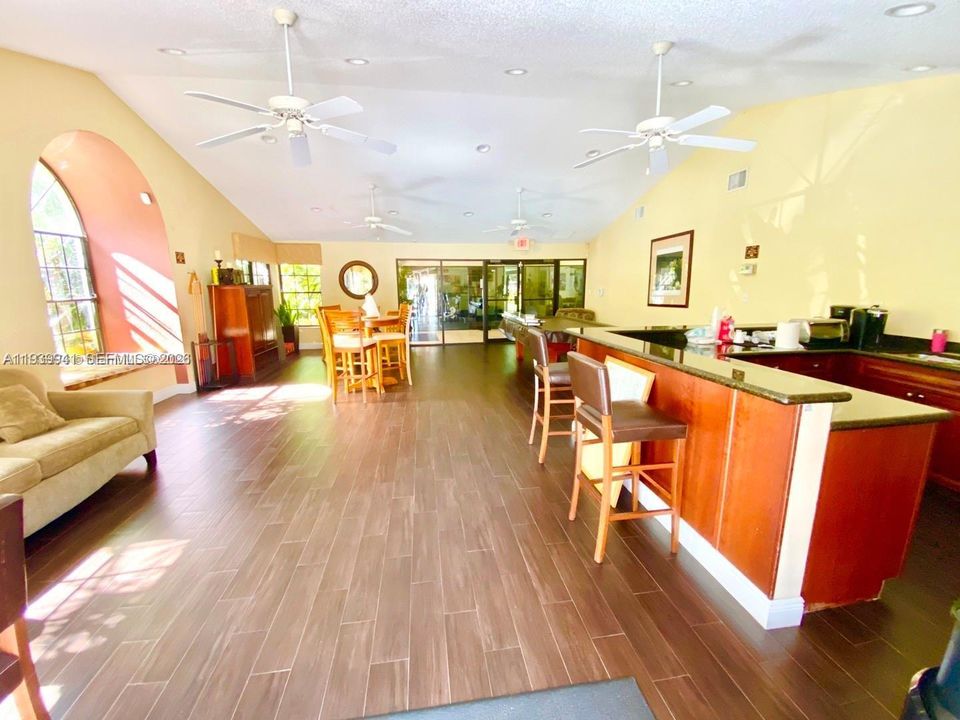 For Rent: $1,750 (1 beds, 1 baths, 806 Square Feet)