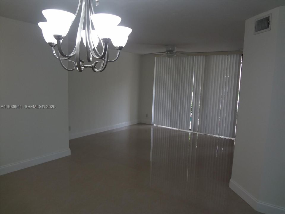 For Rent: $1,750 (1 beds, 1 baths, 806 Square Feet)