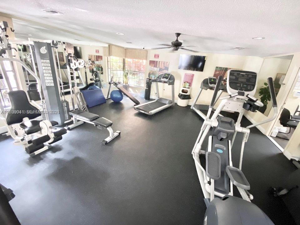 For Rent: $1,750 (1 beds, 1 baths, 806 Square Feet)