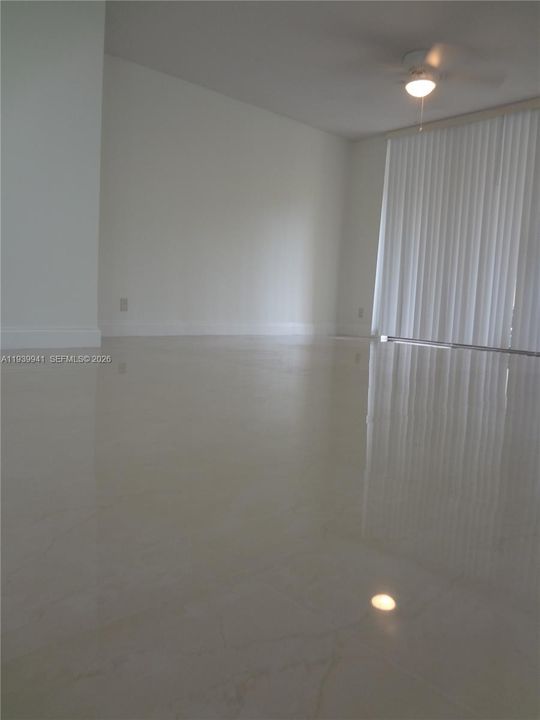 For Rent: $1,750 (1 beds, 1 baths, 806 Square Feet)