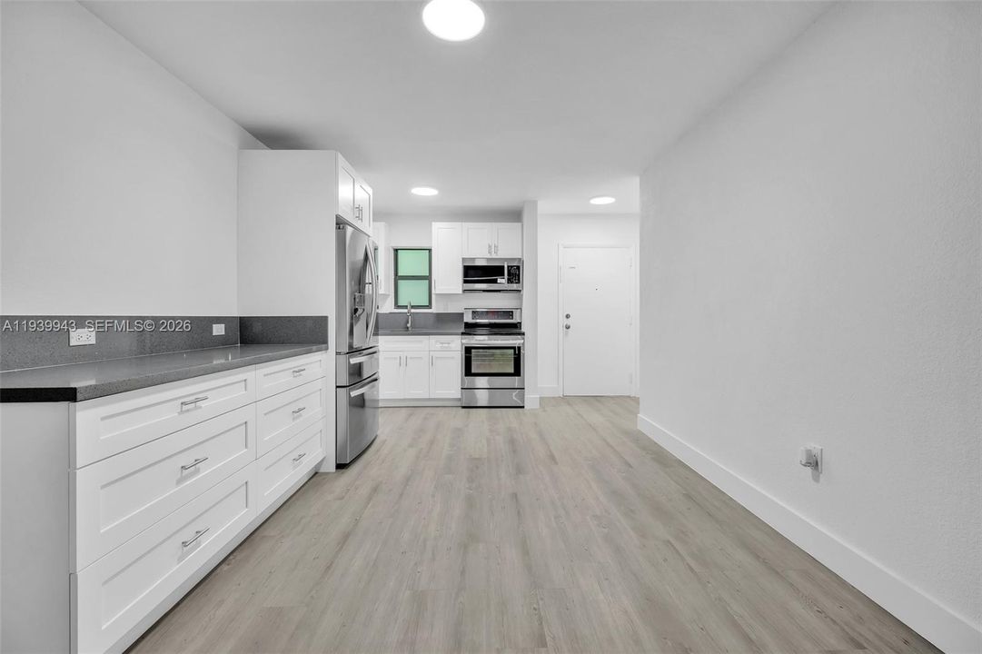 For Rent: $2,300 (2 beds, 1 baths, 692 Square Feet)