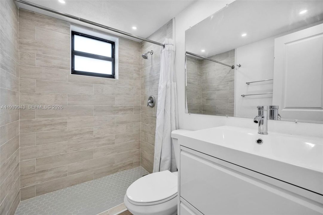 For Rent: $2,300 (2 beds, 1 baths, 692 Square Feet)