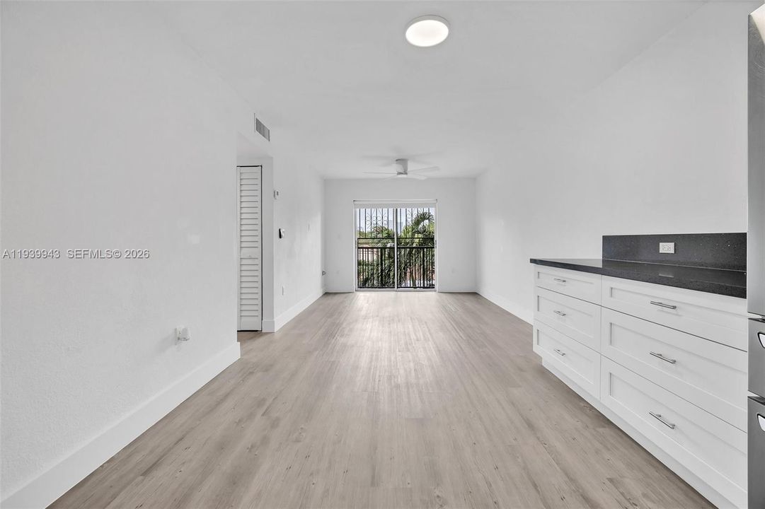 For Rent: $2,300 (2 beds, 1 baths, 692 Square Feet)