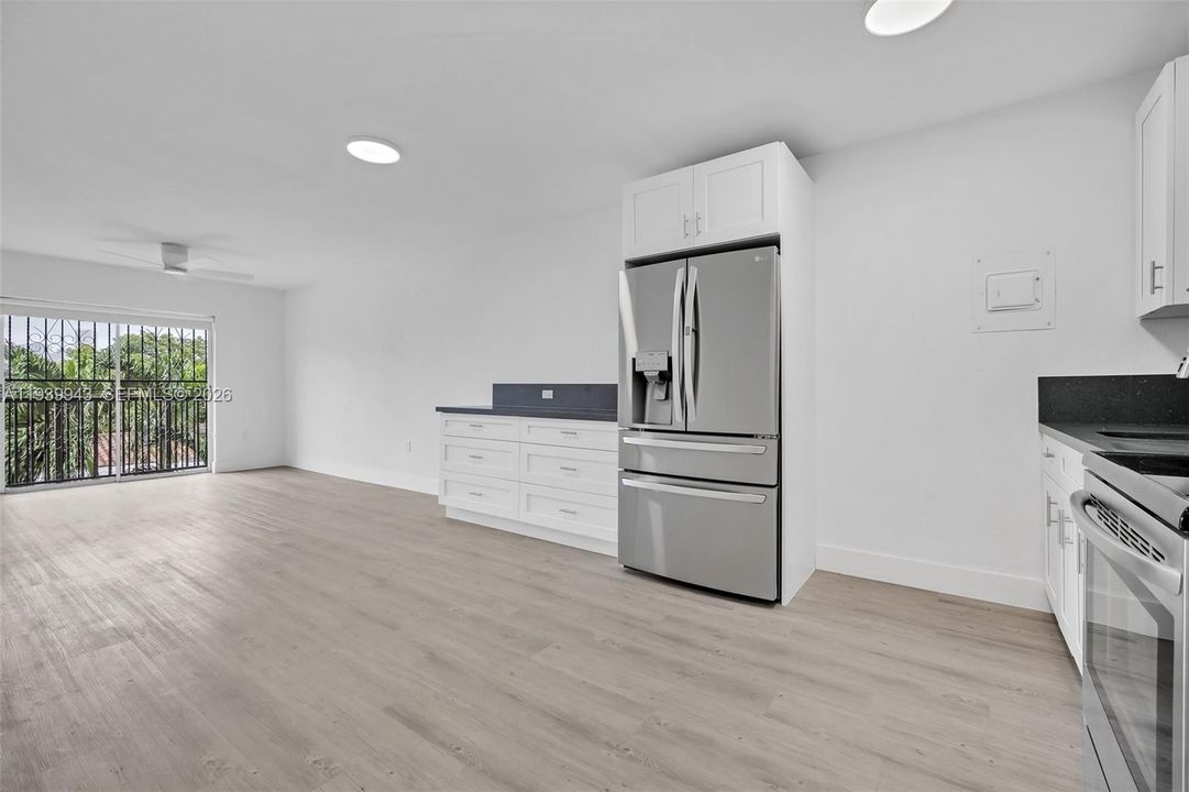 For Rent: $2,300 (2 beds, 1 baths, 692 Square Feet)