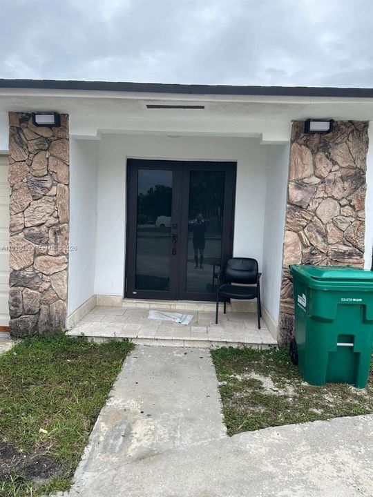 En Renta: $3,300 (4 camas, 2 baños, 2201 Pies cuadrados)