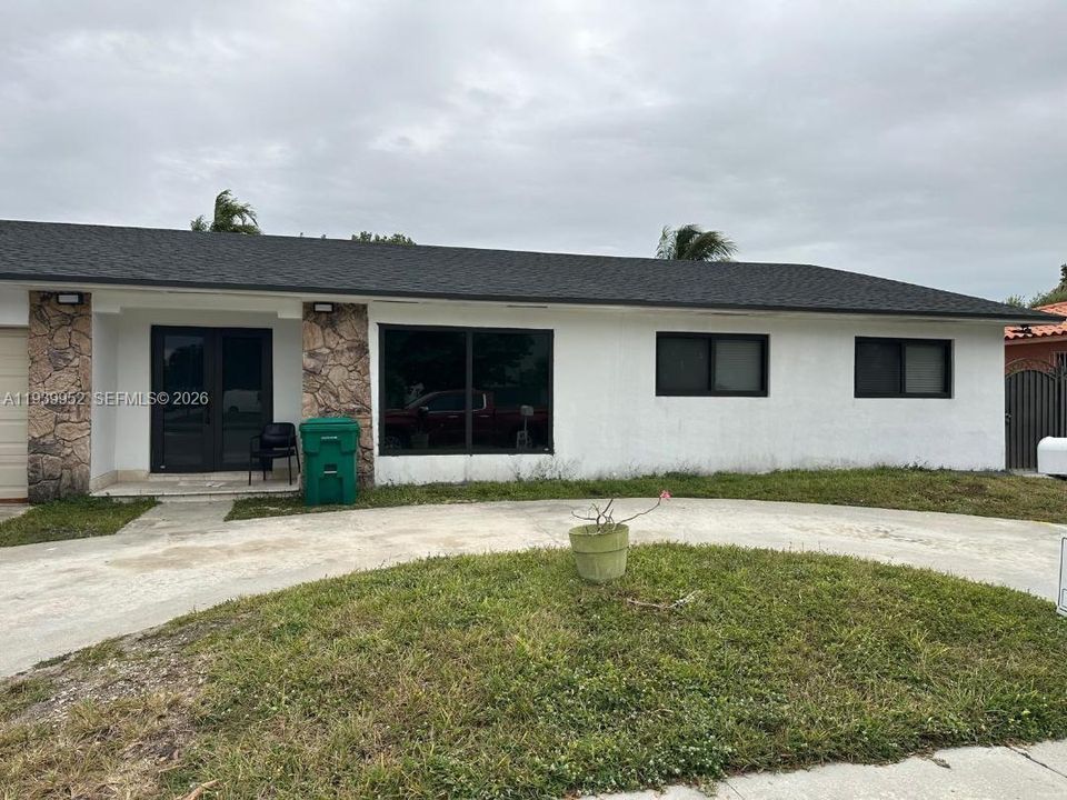 En Renta: $3,300 (4 camas, 2 baños, 2201 Pies cuadrados)