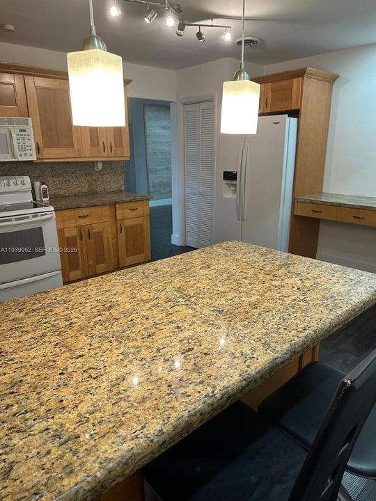 En Renta: $3,300 (4 camas, 2 baños, 2201 Pies cuadrados)