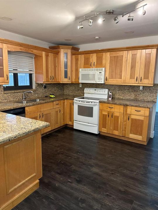 En Renta: $3,300 (4 camas, 2 baños, 2201 Pies cuadrados)