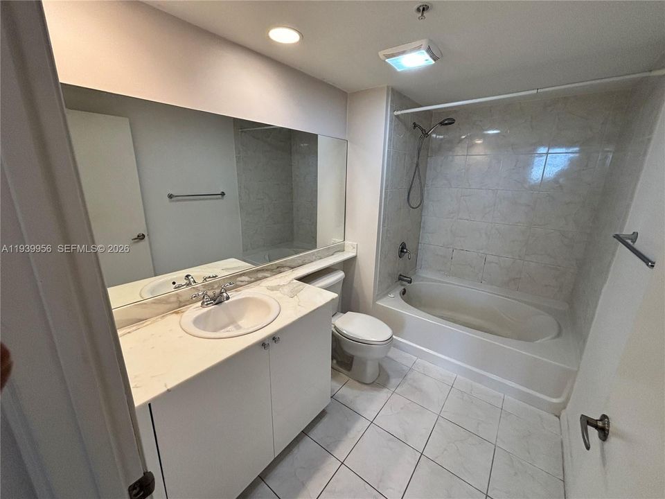 На продажу: $410,000 (2 спален, 2 ванн, 1057 Квадратных фут)