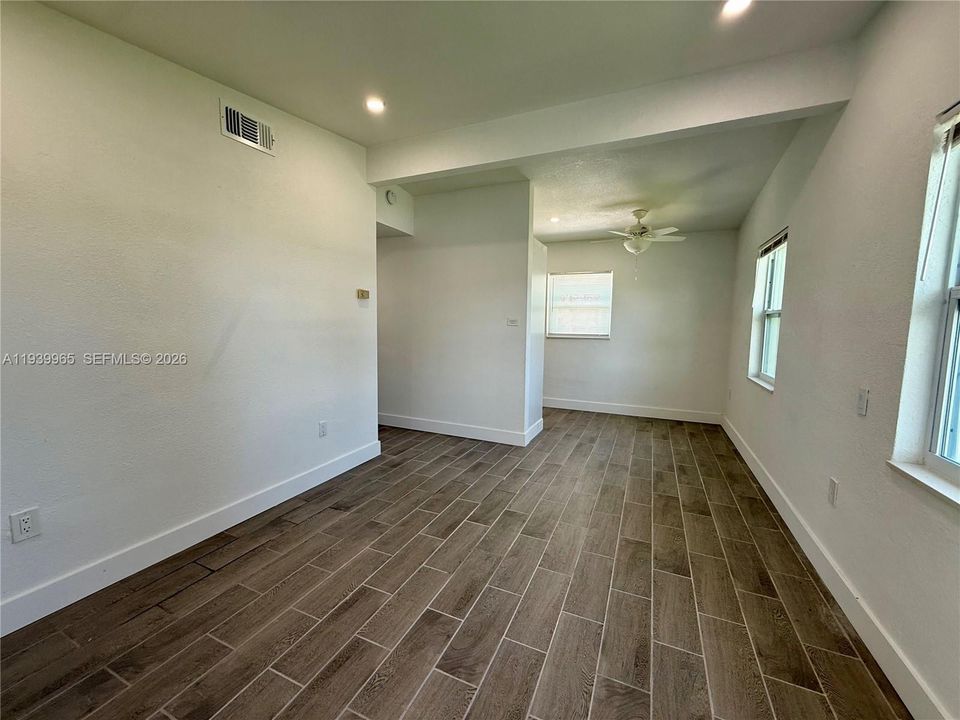 В аренду: $1,450 (2 спален, 1 ванн, 695 Квадратных фут)