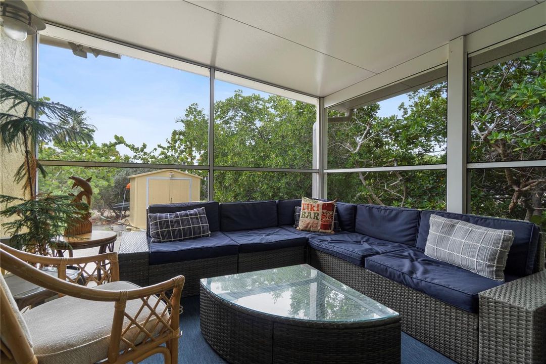 Patio seating in den/lanai for 6