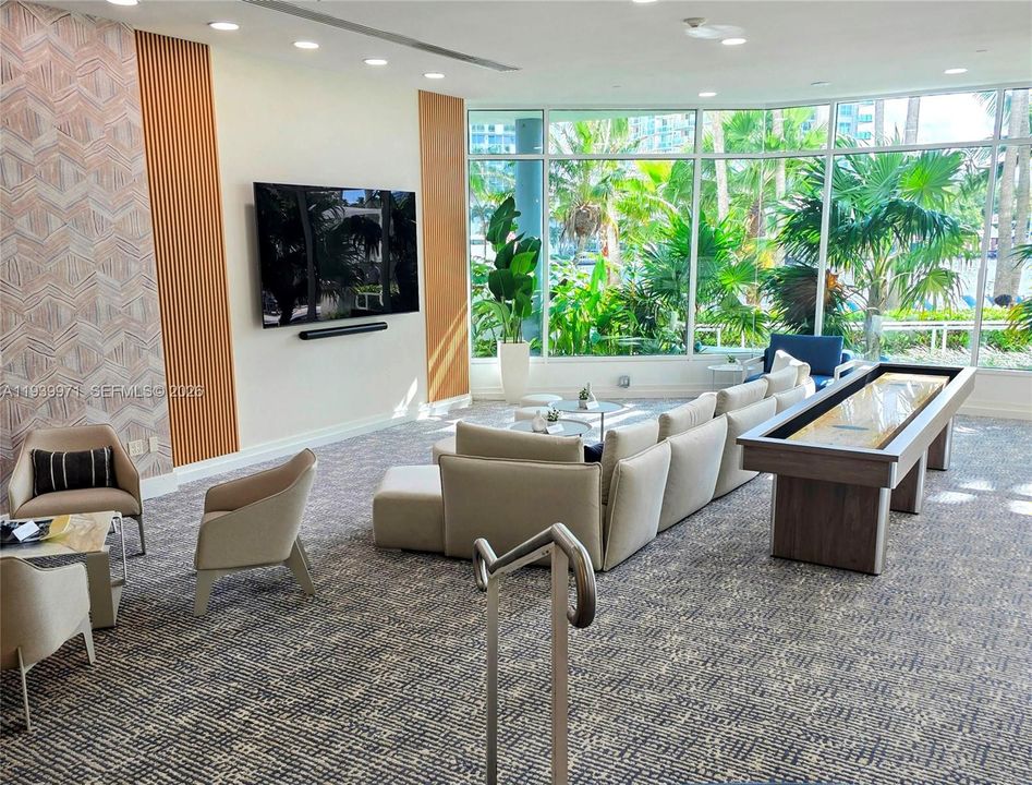 待售: $155,000 (1 贝兹, 1 浴室, 586 平方英尺)