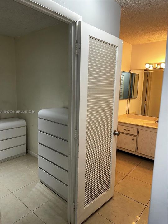 For Sale: $385,000 (2 beds, 2 baths, 1270 Square Feet)