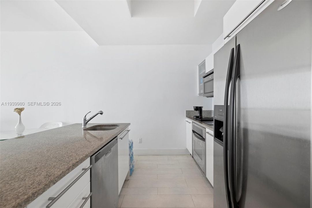 For Rent: $3,750 (1 beds, 1 baths, 843 Square Feet)