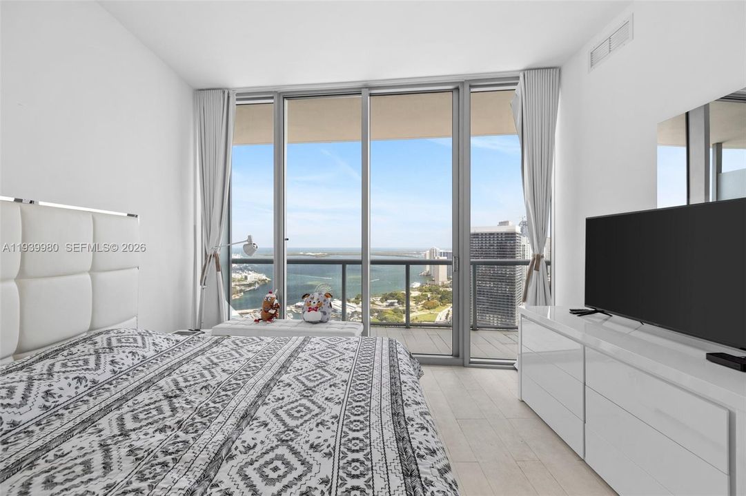 For Rent: $3,750 (1 beds, 1 baths, 843 Square Feet)