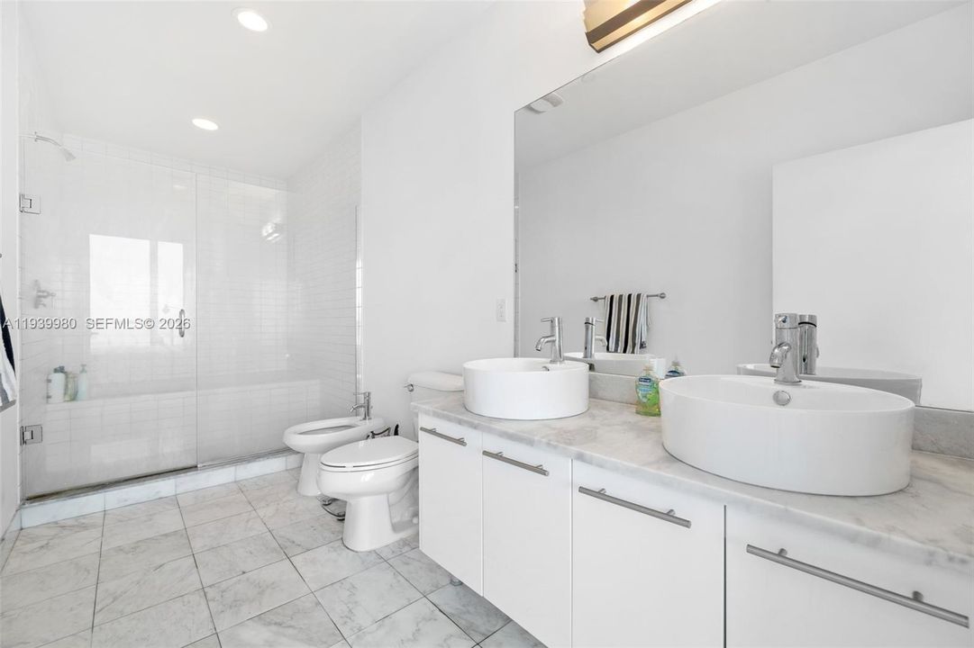 For Rent: $3,750 (1 beds, 1 baths, 843 Square Feet)