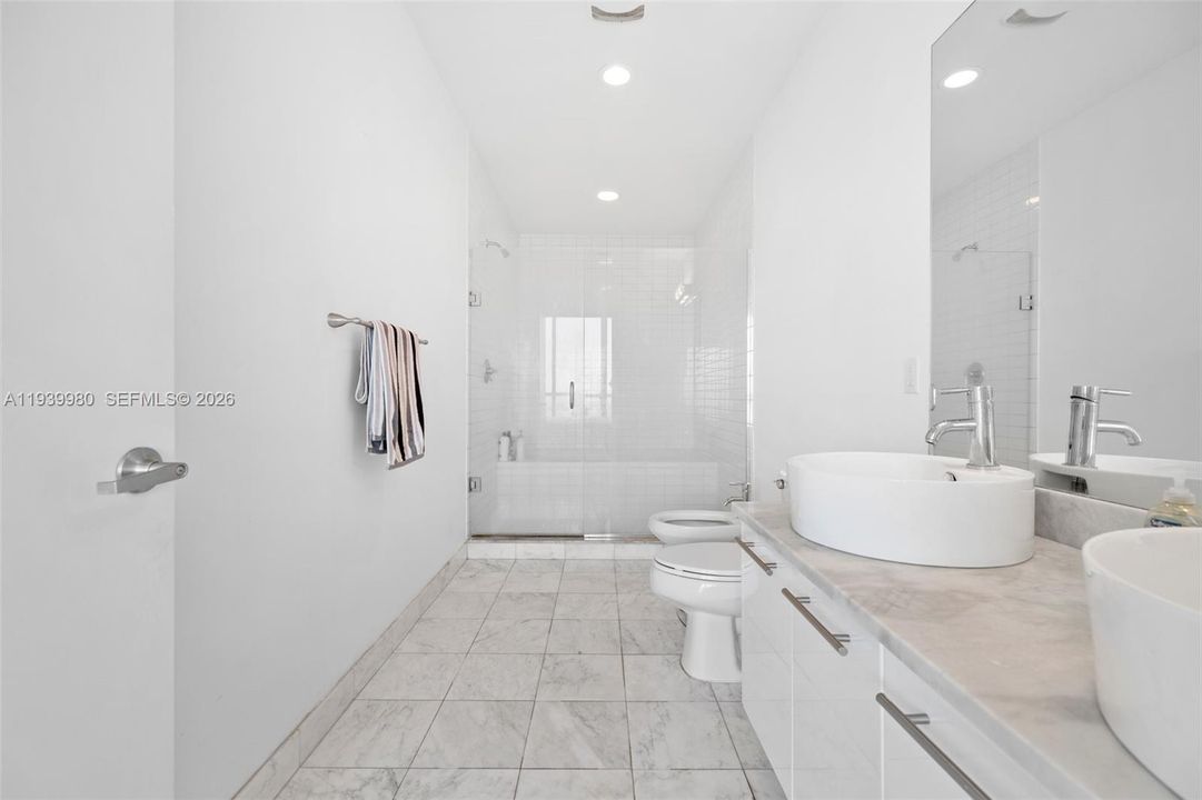 For Rent: $3,750 (1 beds, 1 baths, 843 Square Feet)