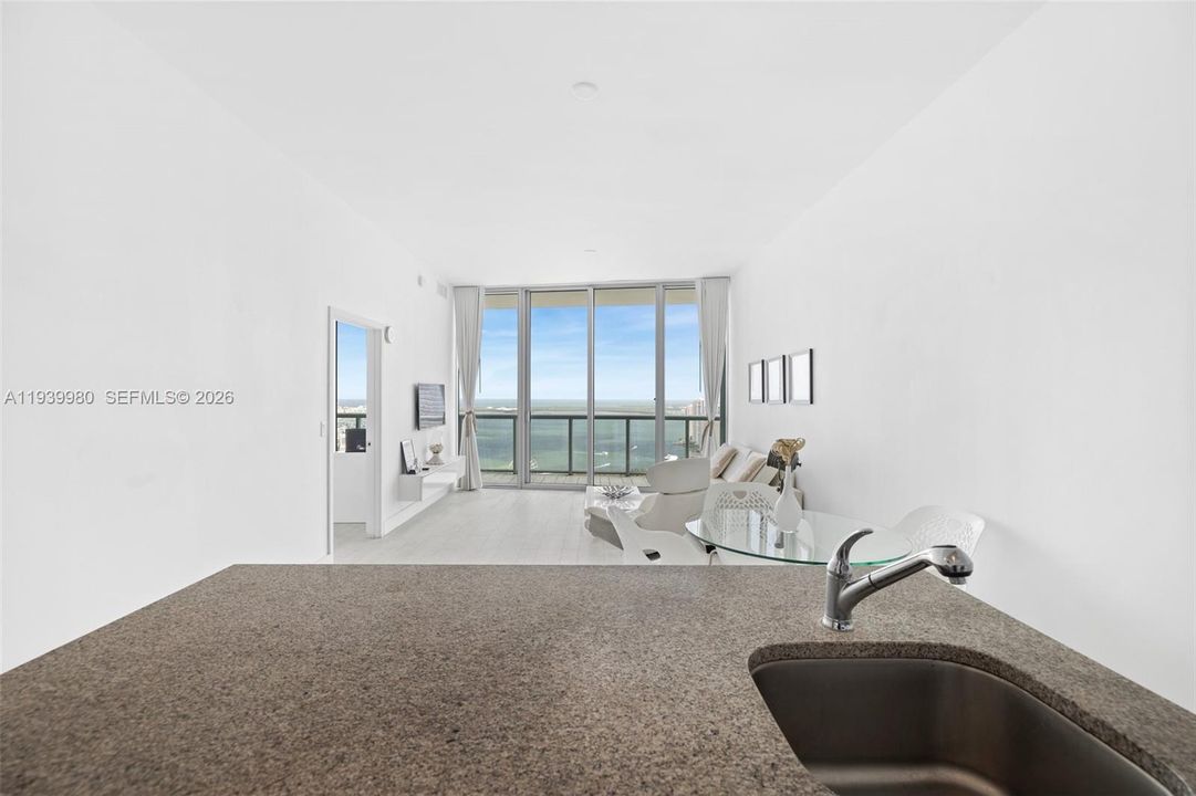 For Rent: $3,750 (1 beds, 1 baths, 843 Square Feet)