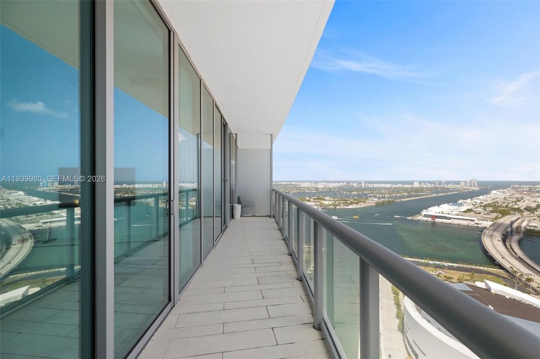 For Rent: $3,750 (1 beds, 1 baths, 843 Square Feet)