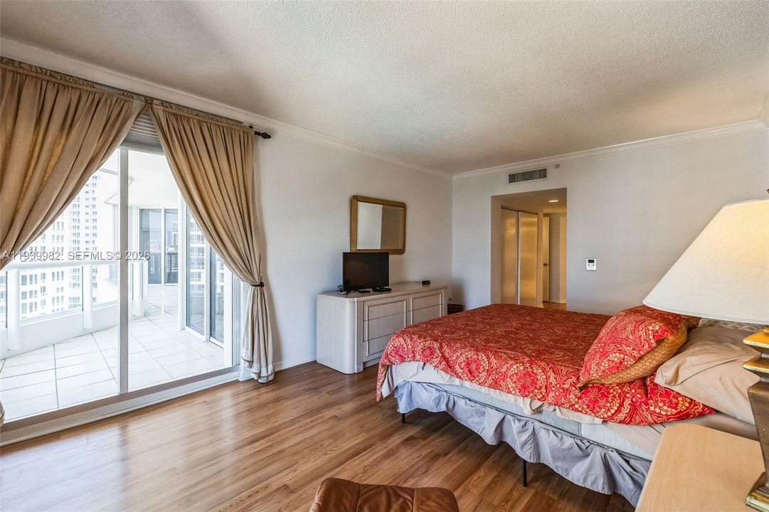 出租: $5,300 (3 贝兹, 2 浴室, 1870 平方英尺)