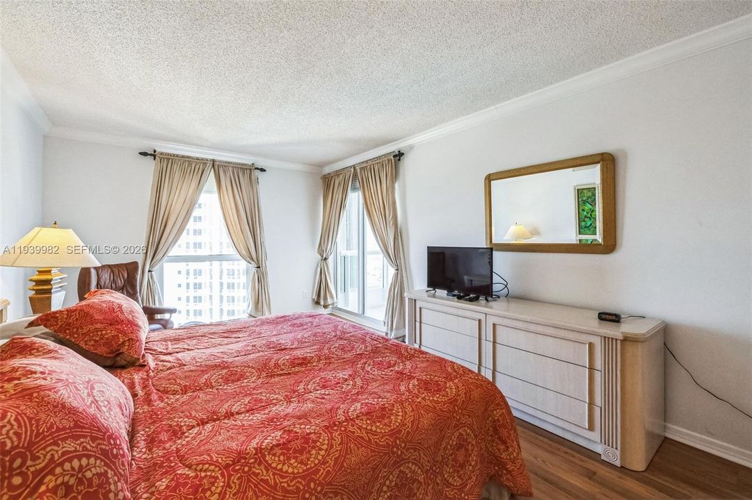 出租: $5,300 (3 贝兹, 2 浴室, 1870 平方英尺)