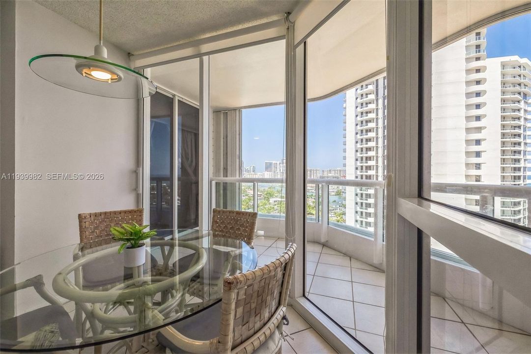 出租: $5,300 (3 贝兹, 2 浴室, 1870 平方英尺)