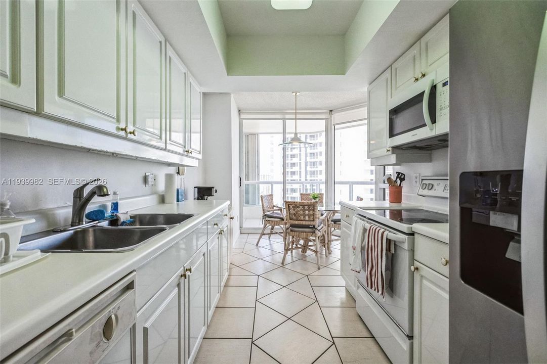 出租: $5,300 (3 贝兹, 2 浴室, 1870 平方英尺)