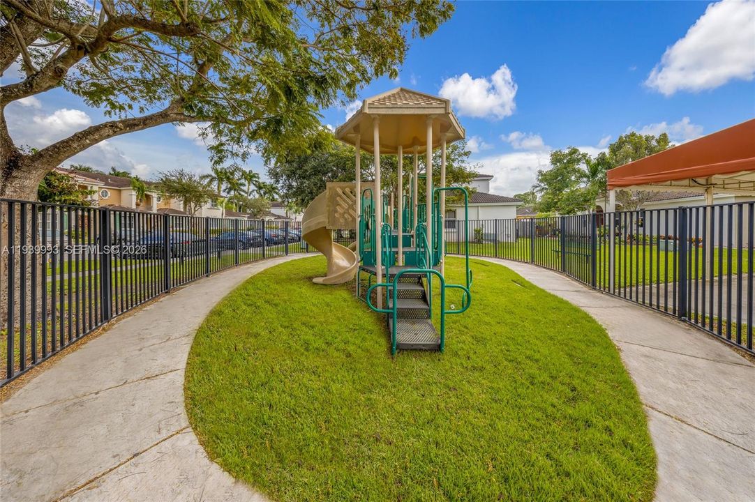 В аренду: $2,200 (3 спален, 2 ванн, 1584 Квадратных фут)