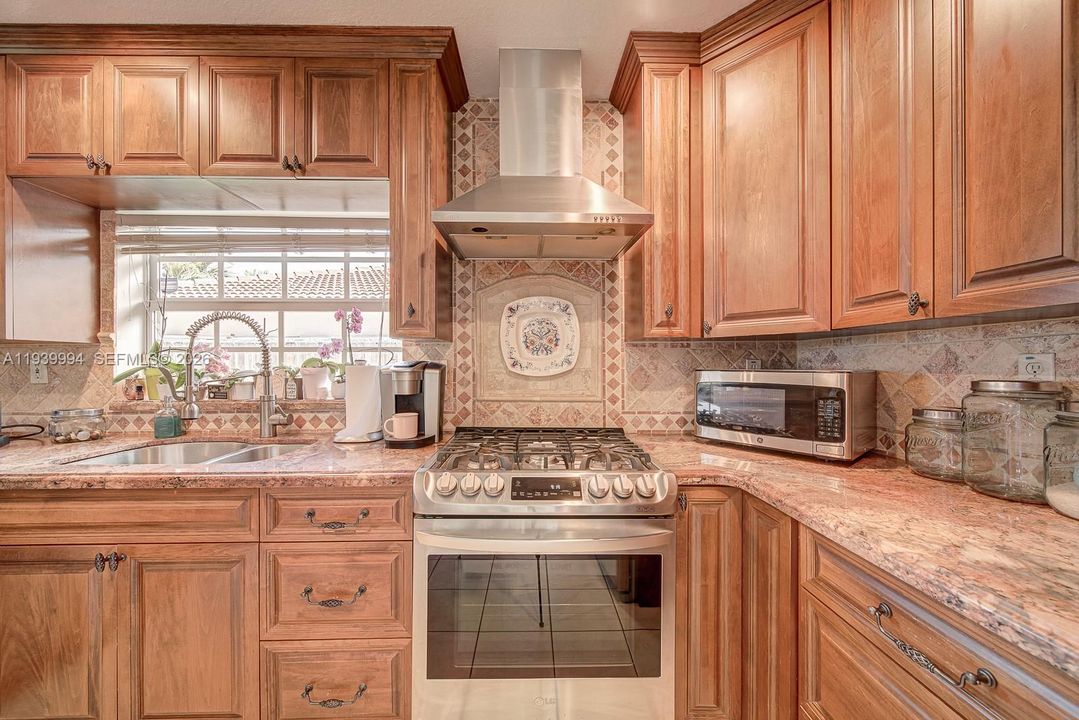 待售: $689,000 (4 贝兹, 2 浴室, 1786 平方英尺)