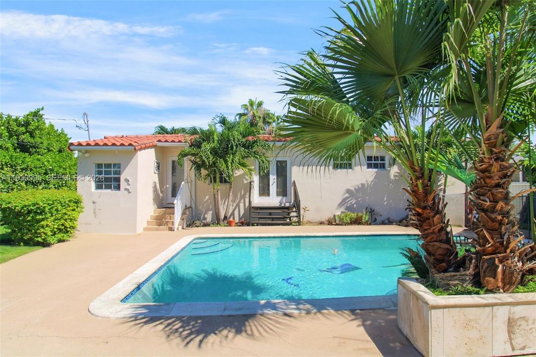 For Rent: $3,900 (3 beds, 2 baths, 1156 Square Feet)