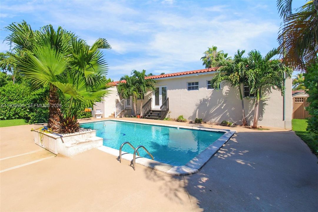 For Rent: $3,900 (3 beds, 2 baths, 1156 Square Feet)