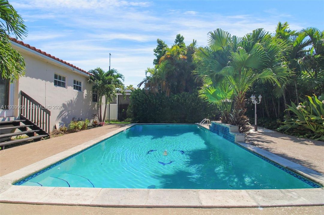 For Rent: $3,900 (3 beds, 2 baths, 1156 Square Feet)