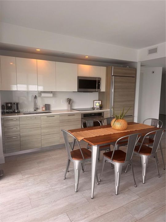 待售: $889,000 (2 贝兹, 2 浴室, 1096 平方英尺)