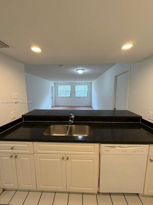 出租: $2,200 (2 贝兹, 2 浴室, 992 平方英尺)