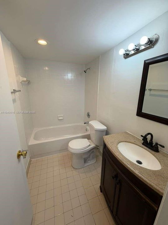 出租: $2,200 (2 贝兹, 2 浴室, 992 平方英尺)