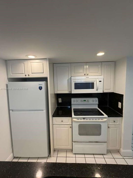 出租: $2,200 (2 贝兹, 2 浴室, 992 平方英尺)