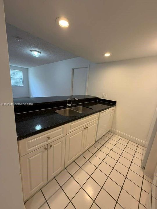 出租: $2,200 (2 贝兹, 2 浴室, 992 平方英尺)