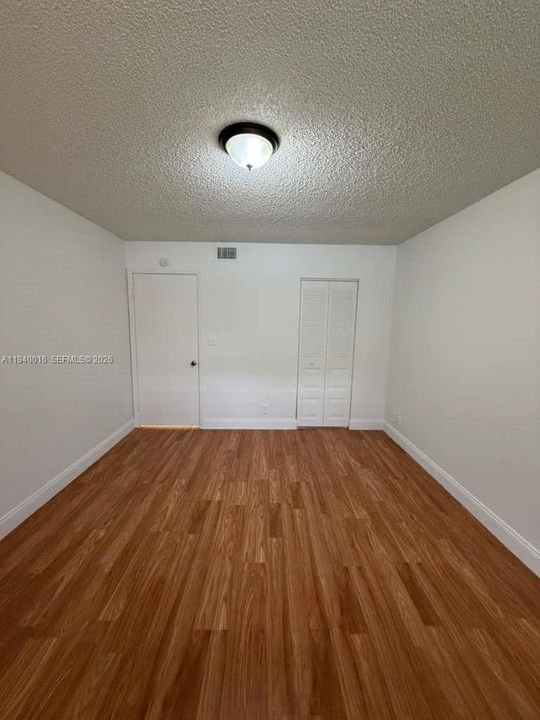 出租: $2,200 (2 贝兹, 2 浴室, 992 平方英尺)