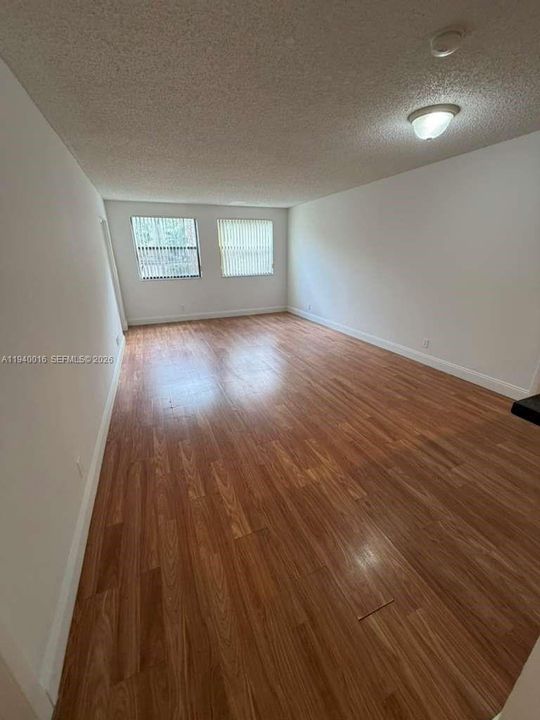 出租: $2,200 (2 贝兹, 2 浴室, 992 平方英尺)