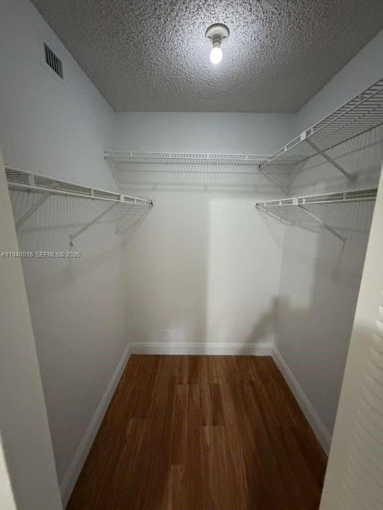 出租: $2,200 (2 贝兹, 2 浴室, 992 平方英尺)