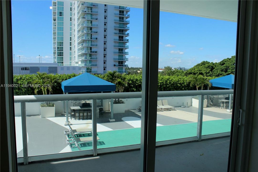 For Rent: $2,100 (1 beds, 1 baths, 637 Square Feet)