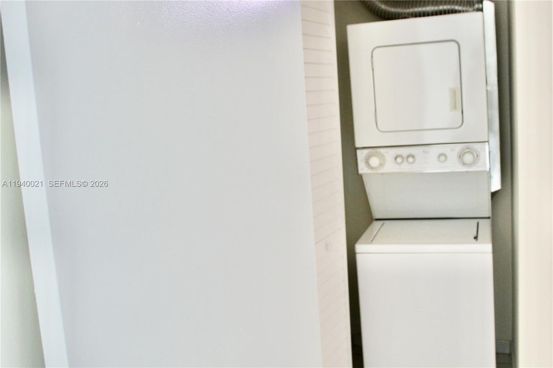 For Rent: $2,100 (1 beds, 1 baths, 637 Square Feet)