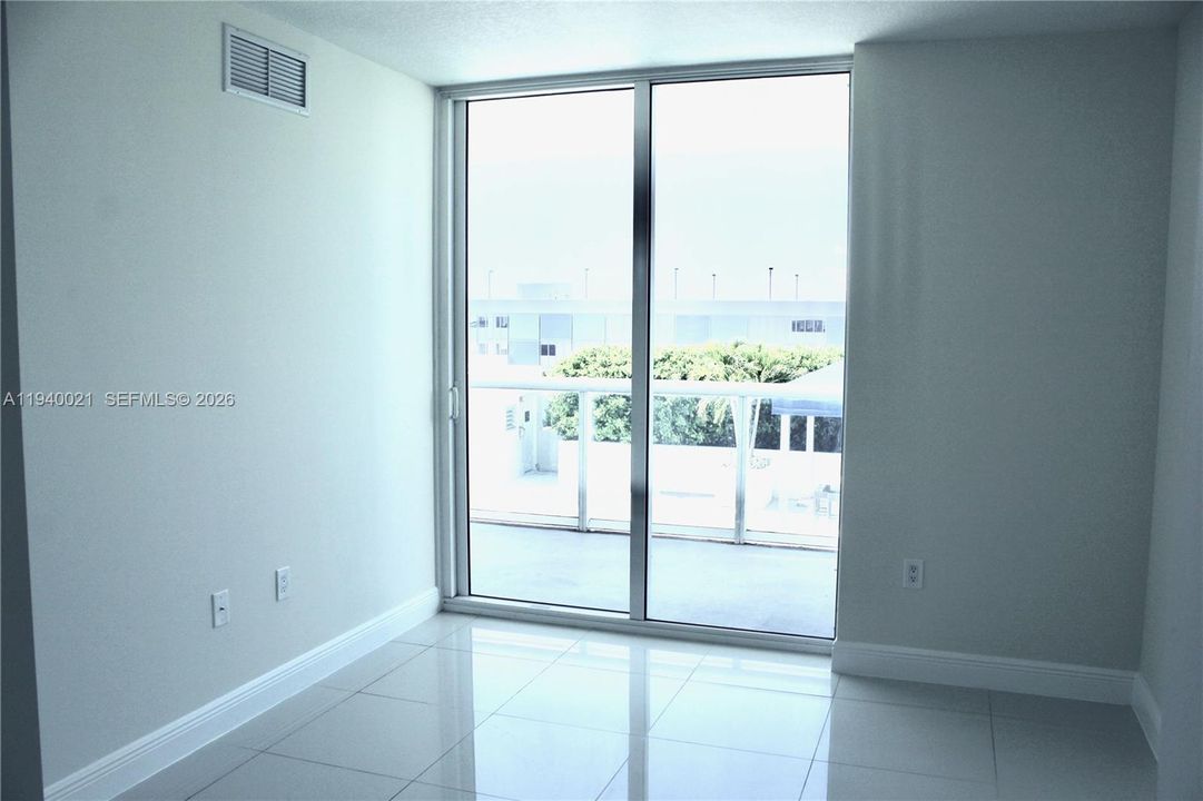 For Rent: $2,100 (1 beds, 1 baths, 637 Square Feet)