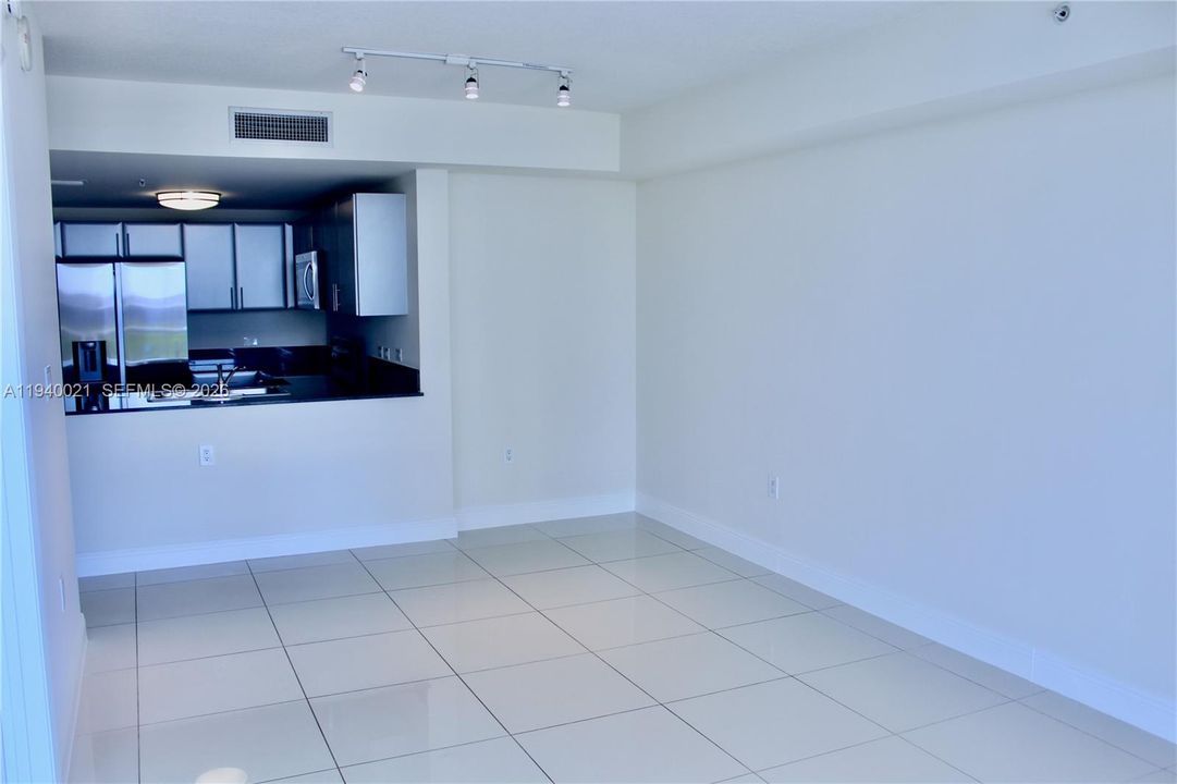 For Rent: $2,100 (1 beds, 1 baths, 637 Square Feet)