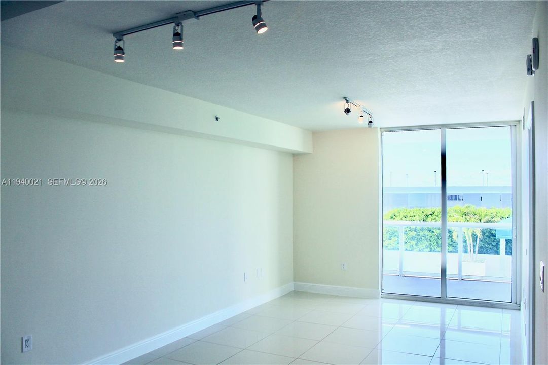 For Rent: $2,100 (1 beds, 1 baths, 637 Square Feet)