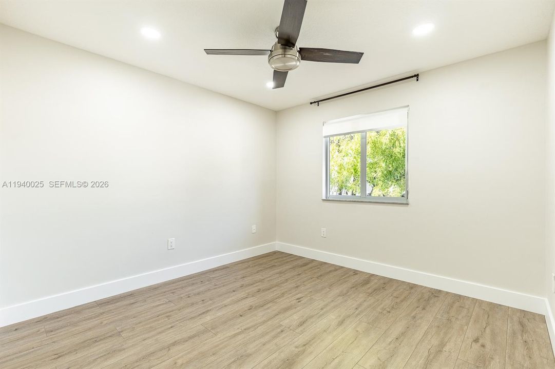 合同活跃: $4,500 (3 贝兹, 2 浴室, 2104 平方英尺)