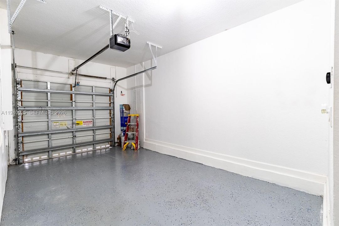 合同活跃: $4,500 (3 贝兹, 2 浴室, 2104 平方英尺)