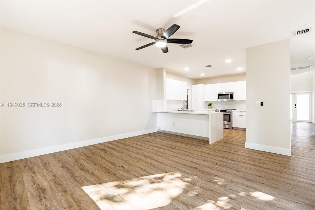 合同活跃: $4,500 (3 贝兹, 2 浴室, 2104 平方英尺)