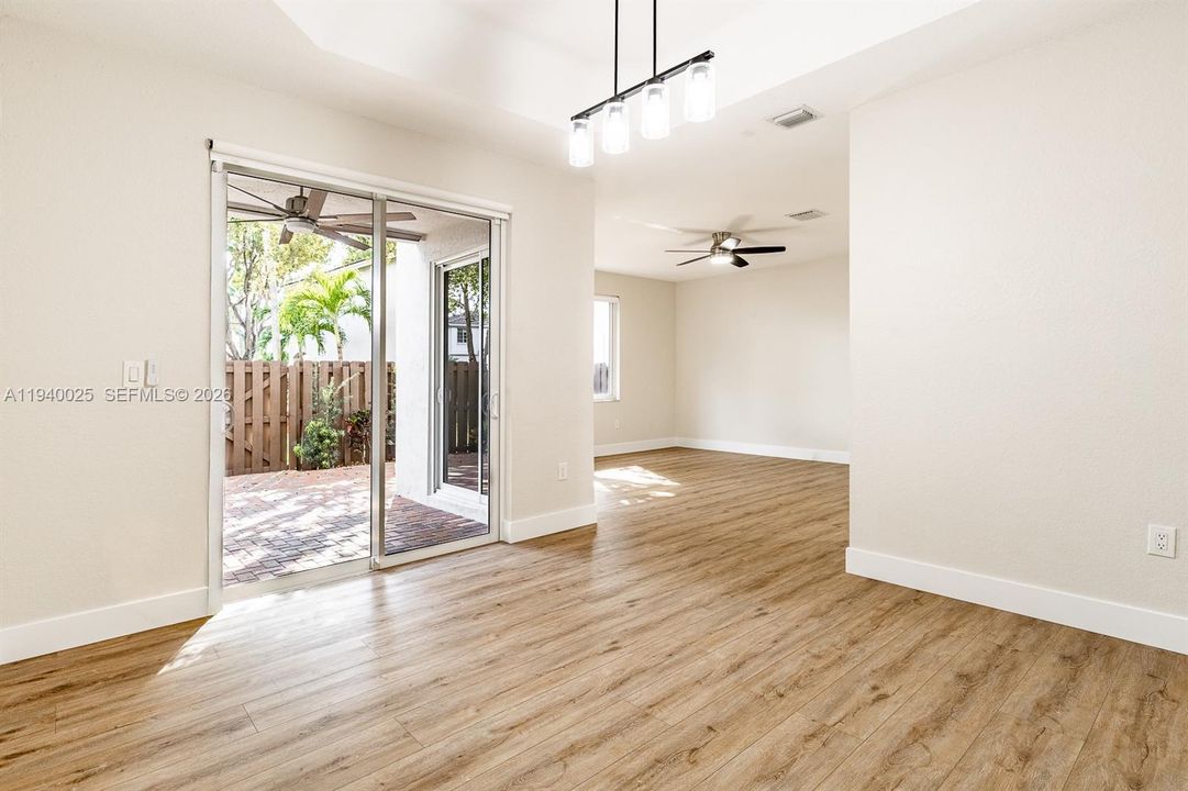 合同活跃: $4,500 (3 贝兹, 2 浴室, 2104 平方英尺)